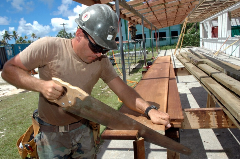 menuisier-LA BASTIDE-min_worker_construction_building_carpenter_male_job_build_helmet-893290